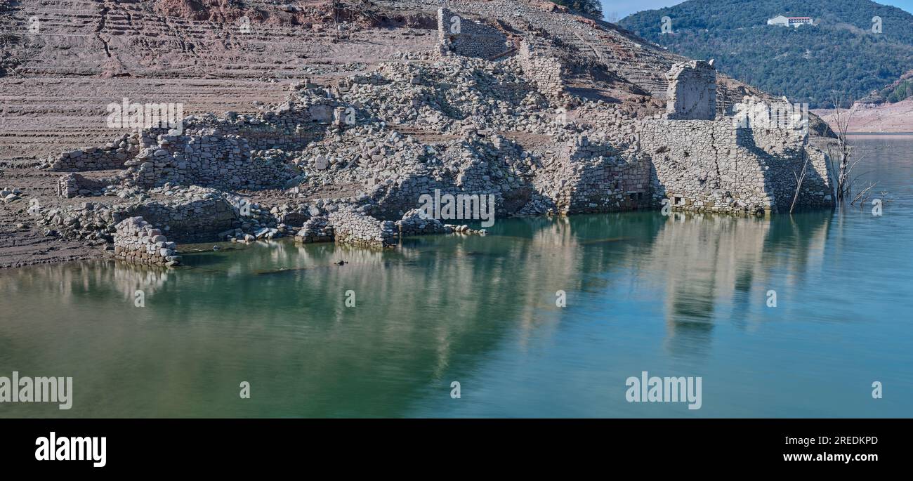 Rovine di vecchie case nella palude di Sau Foto Stock