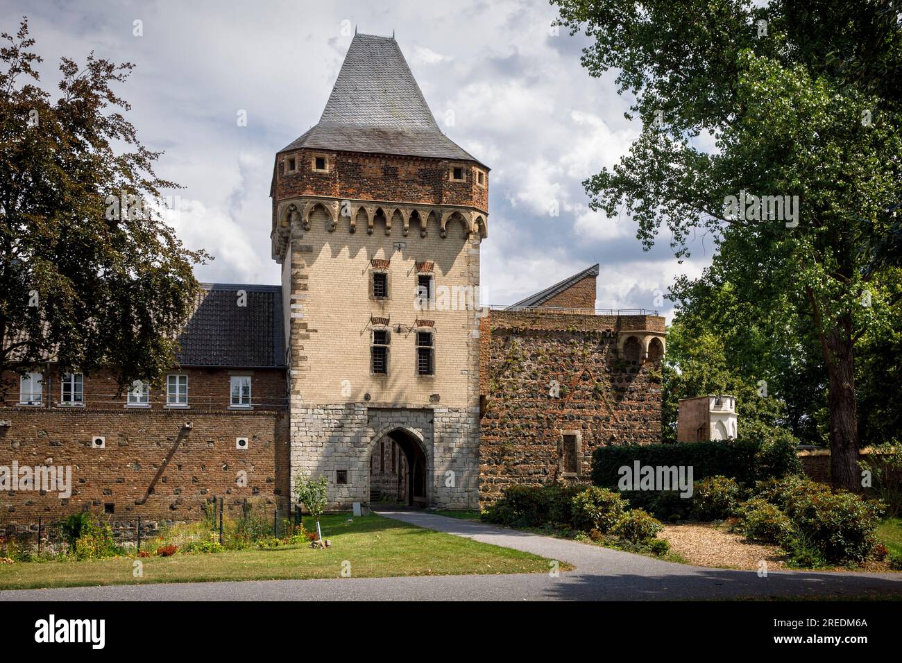 Porta della torre del castello Friedestrom a Zons sul fiume Reno, Renania settentrionale-Vestfalia, Germania Tortum der Burg Friedestrom a Zons am Rhein, Nordrhein-W. Foto Stock