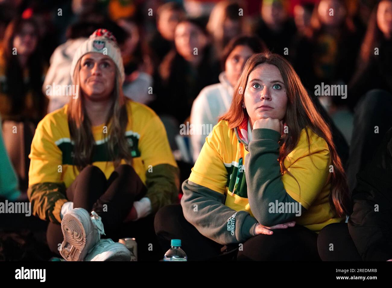 I tifosi australiani guardano una proiezione della partita del gruppo B della Coppa del mondo femminile FIFA 2023 tra Australia e Nigeria al FanFestival di Tumbalong Park, Sydney. Data foto: Giovedì 27 luglio 2023. Foto Stock