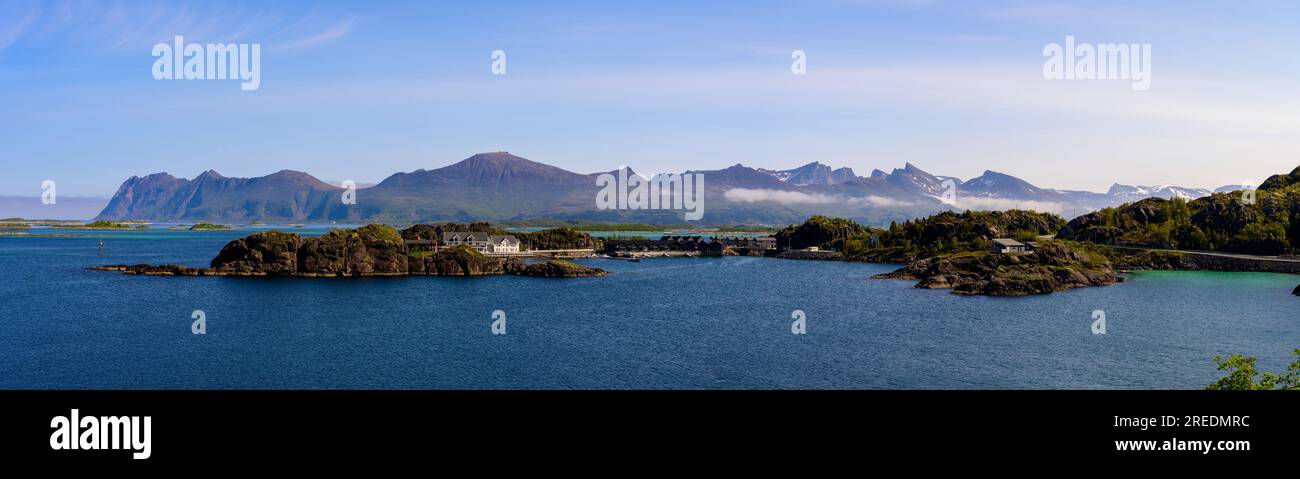 Vista panoramica su Hamn in Senja, un fiordo idilliaco lungo la strada panoramica nazionale sull'isola di Senja, nella Norvegia settentrionale Foto Stock