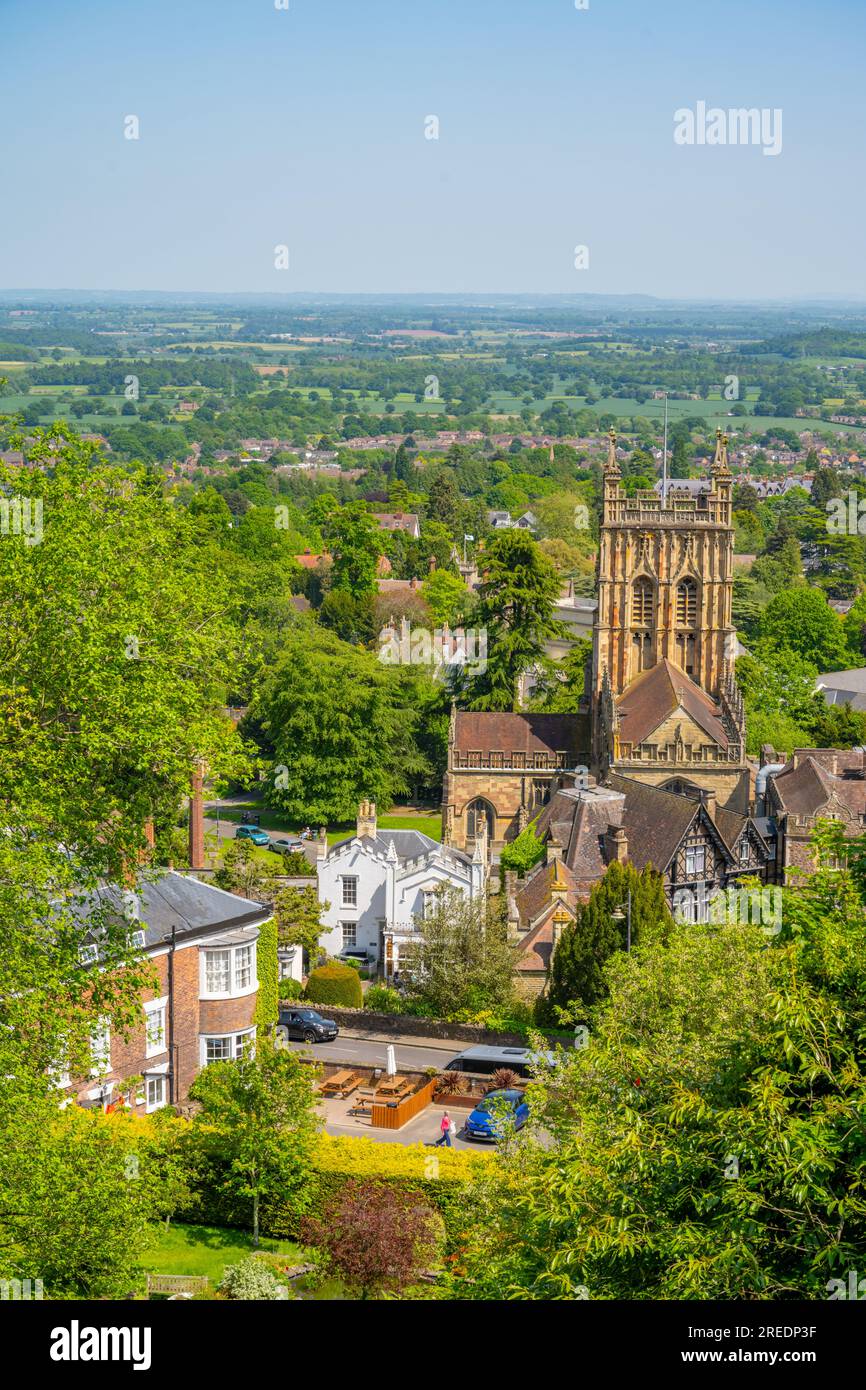 Guardando in basso la torre della chiesa del Priorato di Malvern, il grande Malvern Foto Stock