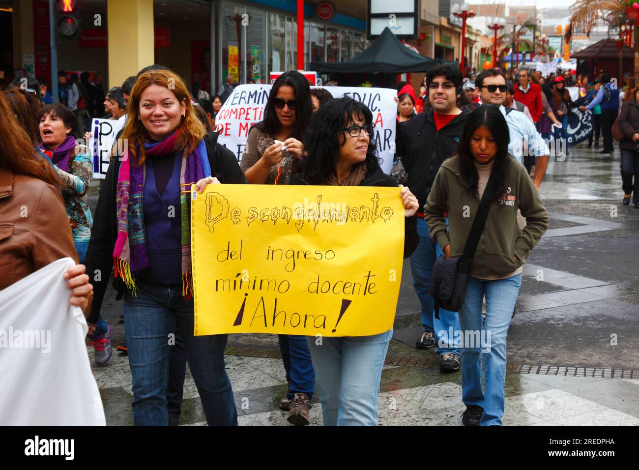 Insegnanti che portano uno striscione che chiede un aumento del salario minimo per gli insegnanti durante una protesta contro le politiche educative del governo, Arica, Cile Foto Stock