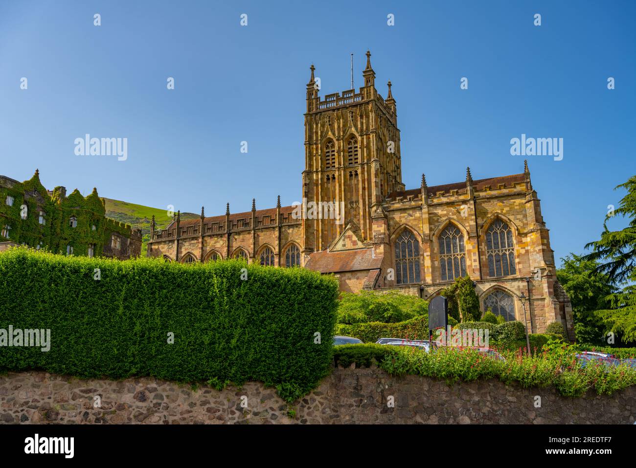 Guardando la chiesa del Priorato nel grande Malvern Foto Stock