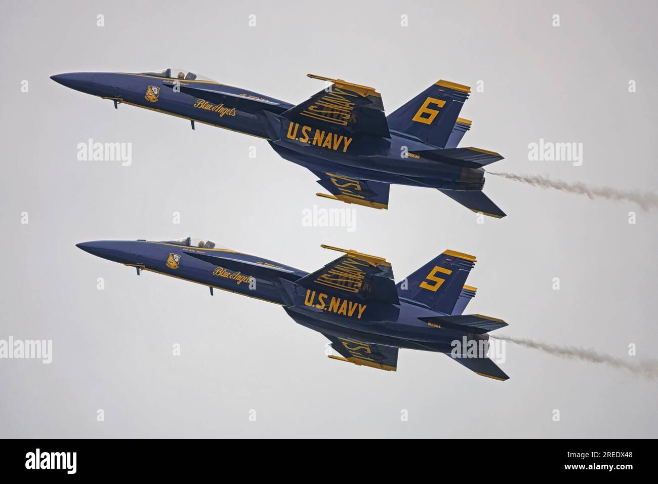 Point Mugu, California / USA - 18 marzo 2023: Stati Uniti I Navy Blue Angels Jets 5 e 6 si esibiscono insieme durante uno spettacolo aereo presso la Naval Air Station Point Mugu. Foto Stock