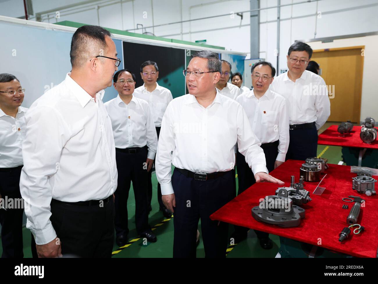 Shanghai, Cina. 27 luglio 2023. Il Premier cinese li Qiang, anche membro del Comitato permanente dell'Ufficio politico del Comitato centrale del Partito Comunista Cinese, ispeziona la Volvo Construction Equipment (China) Co., Ltd. A Shanghai, nella Cina orientale, il 27 luglio 2023. Li ha fatto un tour di ispezione a Shanghai mercoledì e giovedì. Crediti: Huang Jingwen/Xinhua/Alamy Live News Foto Stock