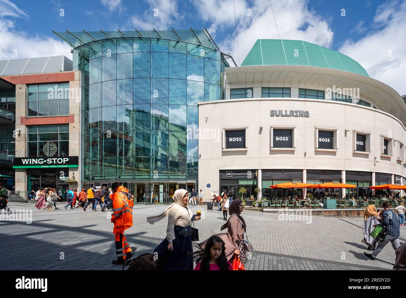 Il 23 luglio 2023, gli acquirenti multiculturali si trovano all'esterno del centro commerciale Bullring di Birmingham, West Midlands, Regno Unito Foto Stock