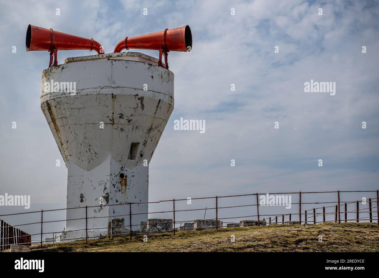 Verniciatura a scaglie rosse e bianche sul faro e Foghorn a Point of Ayre sull'Isola di Man Foto Stock