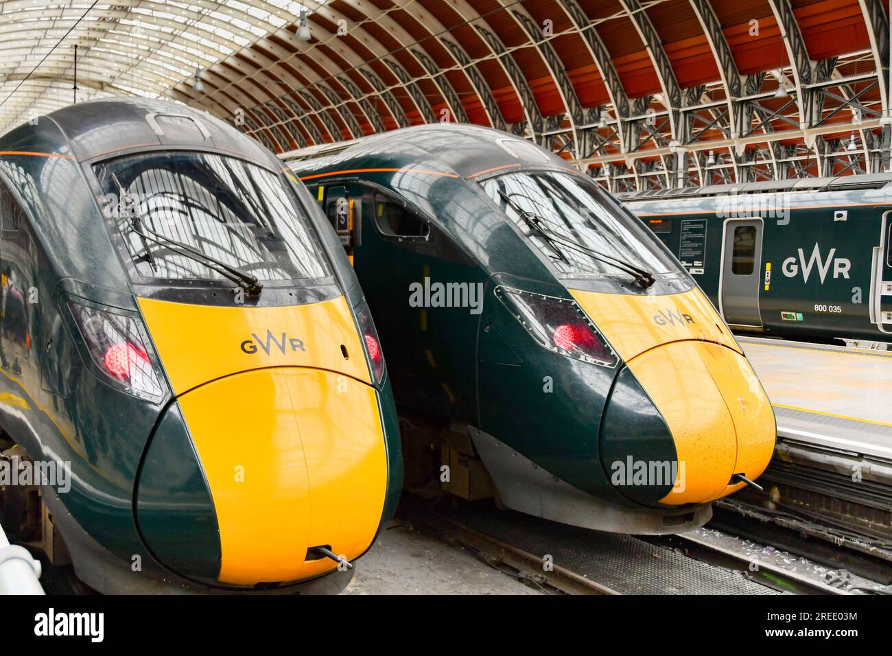 Londra, Inghilterra, Regno Unito - 28 giugno 2023: Treni ad alta velocità operati dalla Great western Railway alla stazione di Londra Paddington Foto Stock