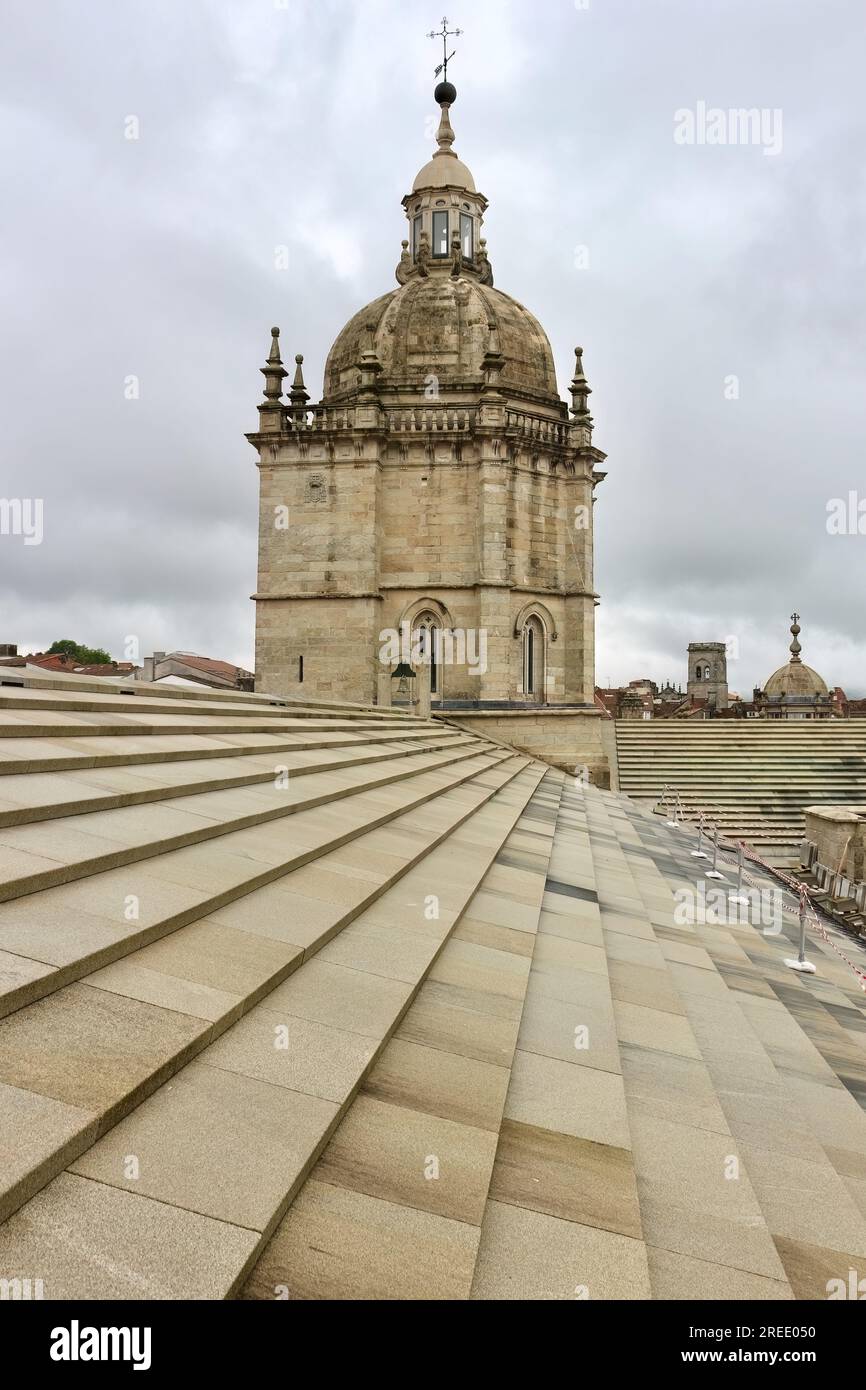 Tetto spiovente in lastre di pietra e torre con vista sul tetto a cupola della Cattedrale di Santiago Santiago di Compostela Galizia Spagna Foto Stock