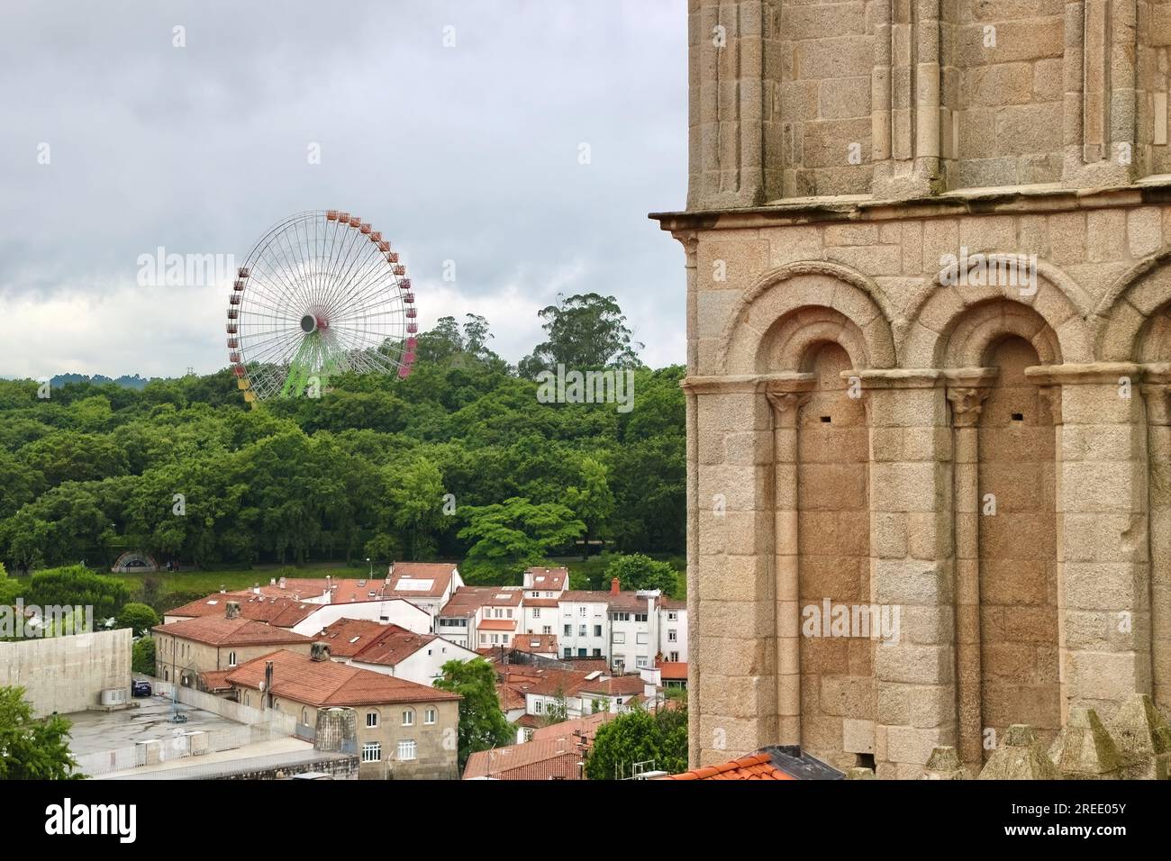 Vista sul tetto dalla cattedrale di Santiago con una lontana ruota panoramica Santiago de Compostela Galizia Spagna Foto Stock