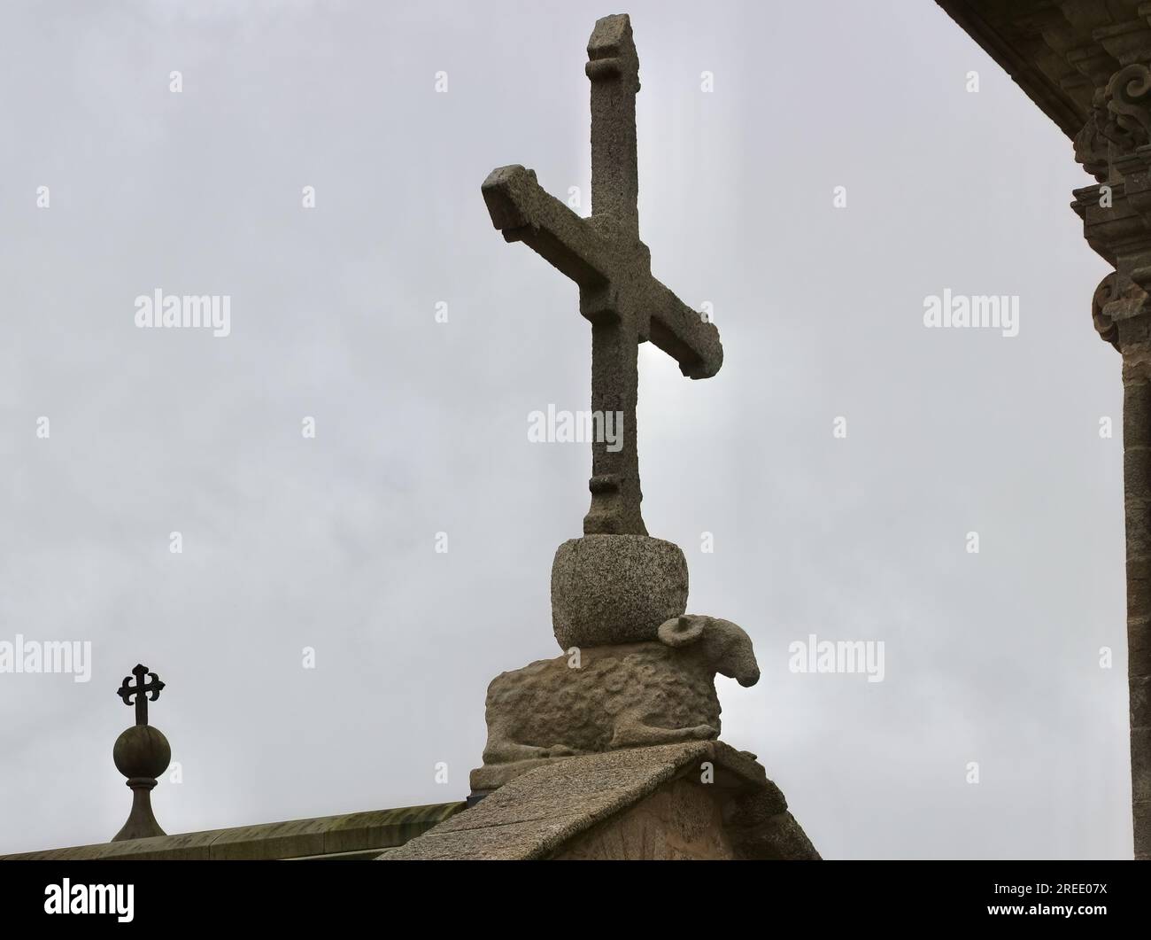 Croce di pietra su un agnello di granito del dio agnus dei sul tetto della Cattedrale di Santiago Santiago Santiago de Compostela Galizia Spagna Foto Stock