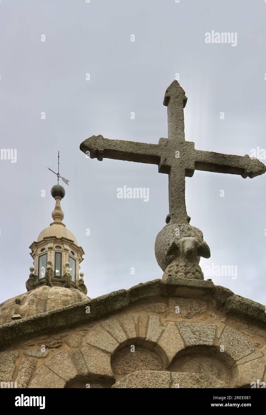 Croce di pietra su un agnello di granito del dio agnus dei sul tetto della Cattedrale di Santiago Santiago Santiago de Compostela Galizia Spagna Foto Stock
