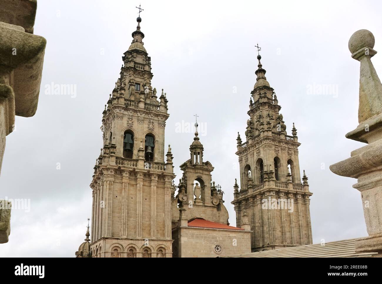 Vista sul tetto delle torri gemelle della cattedrale di Santiago Santiago Santiago de Compostela Galizia Spagna Foto Stock