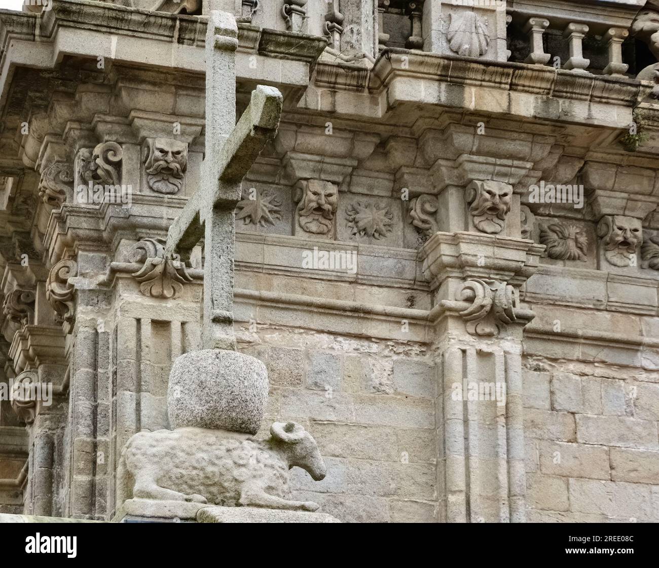 Croce in pietra su un agnello di granito del dio agnus dei e decorazione sulla torre dell'orologio della cattedrale Santiago de Compostela Galizia Spagna Foto Stock