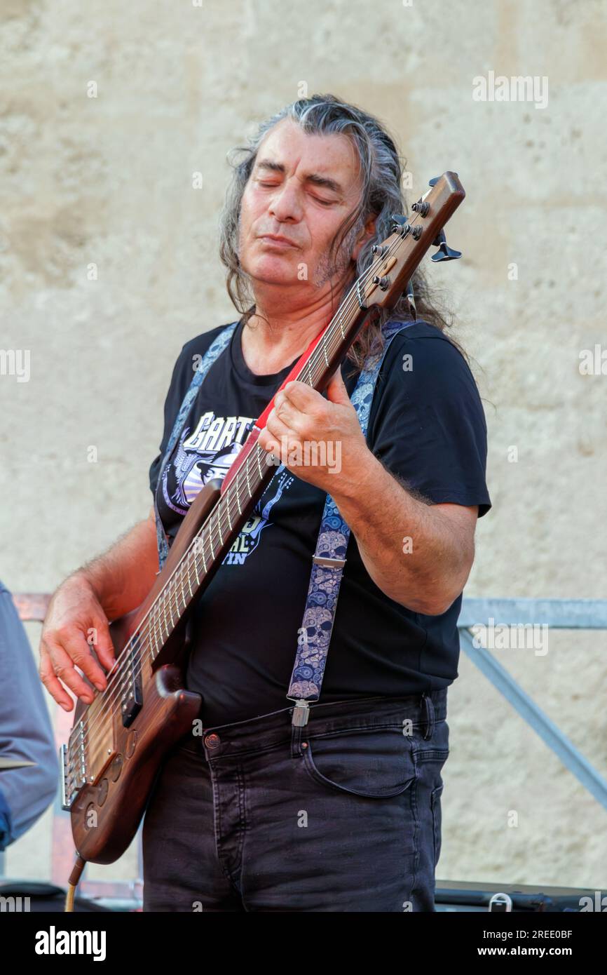 Concerto della Surville Blues Band. Place de la Madeleine. Eric Chaussade al basso. Beziers, Occitanie, Francia Foto Stock