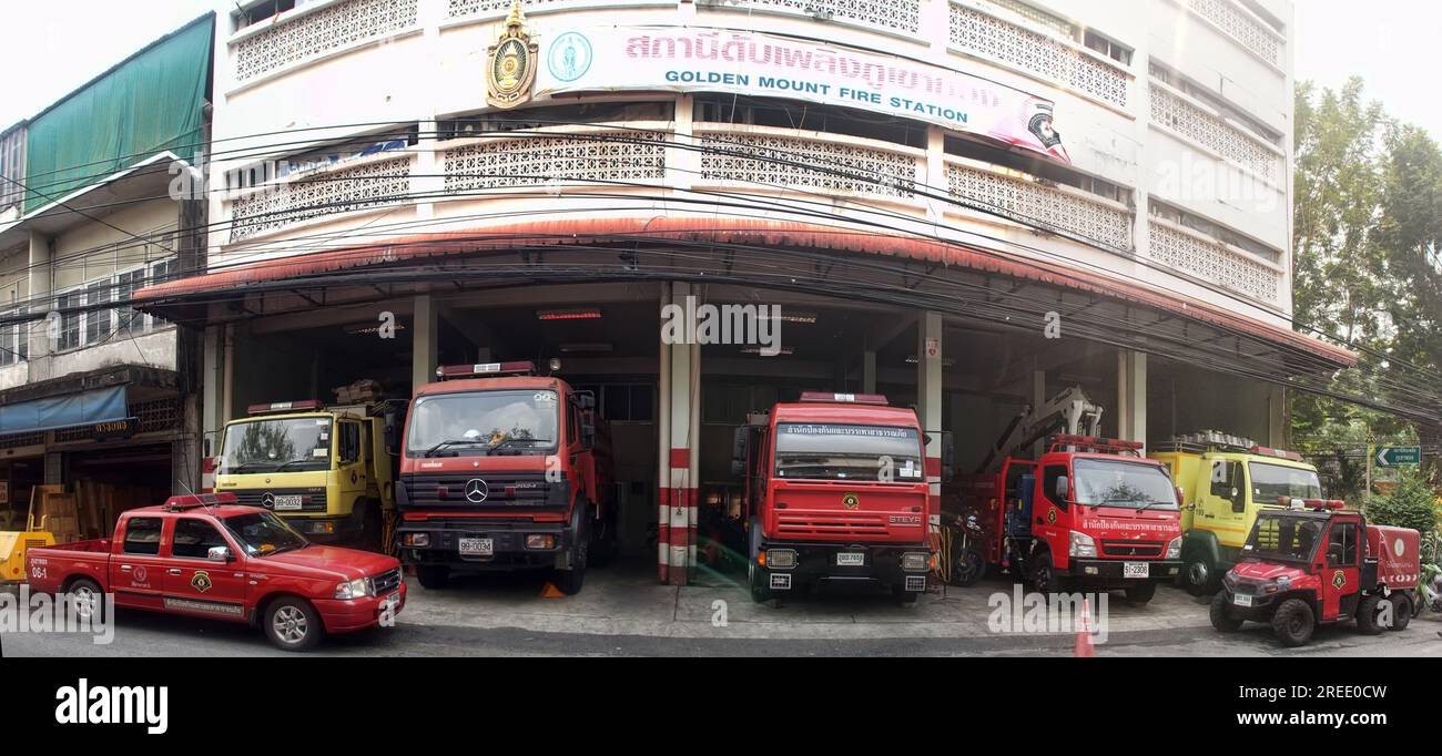 Thailandia, Bangkok - 18 gennaio 2020: Stazione dei pompieri con camion dei pompieri all'uscita del garage e servizio di trasporto Foto Stock