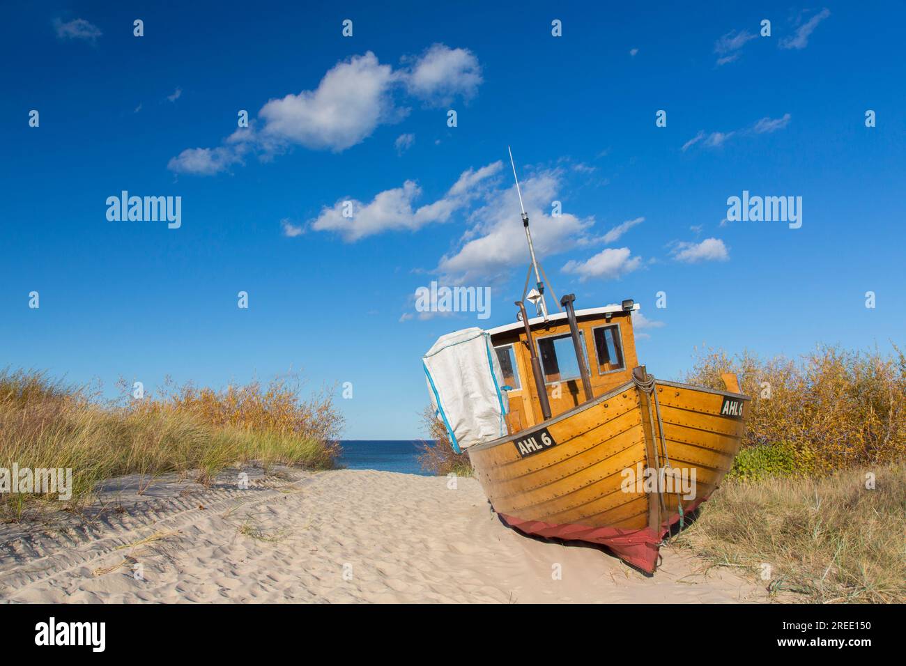 Tradizionale barca da pesca in legno tra le dune lungo il Mar Baltico ad Ahlbeck, Heringsdorf sull'isola di Usedom, Meclemburgo-Pomerania occidentale, Germania Foto Stock