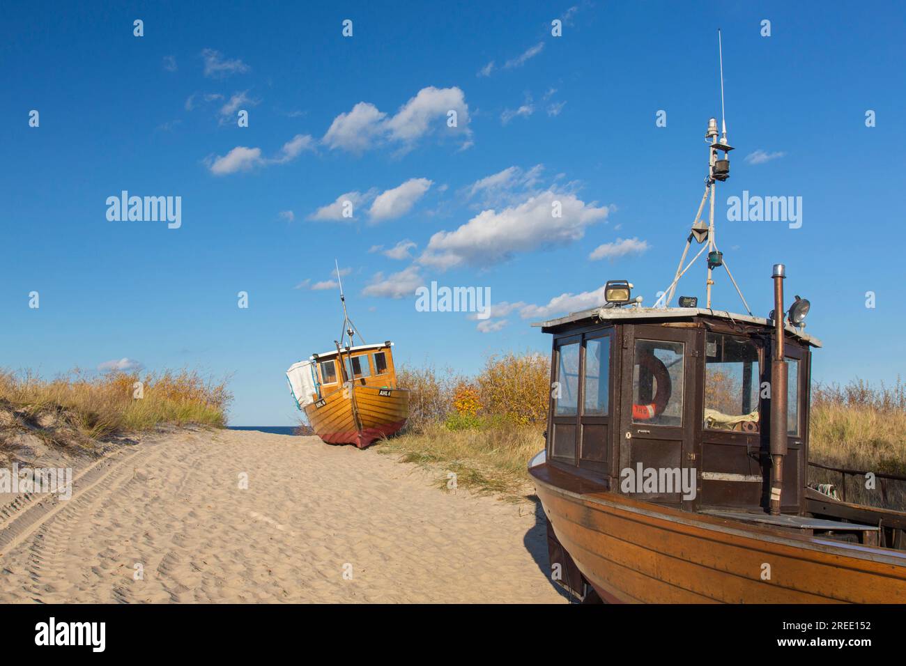 Tradizionali barche da pesca in legno nelle dune lungo il Mar Baltico ad Ahlbeck, Heringsdorf sull'isola di Usedom, Meclemburgo-Pomerania occidentale, Germania Foto Stock