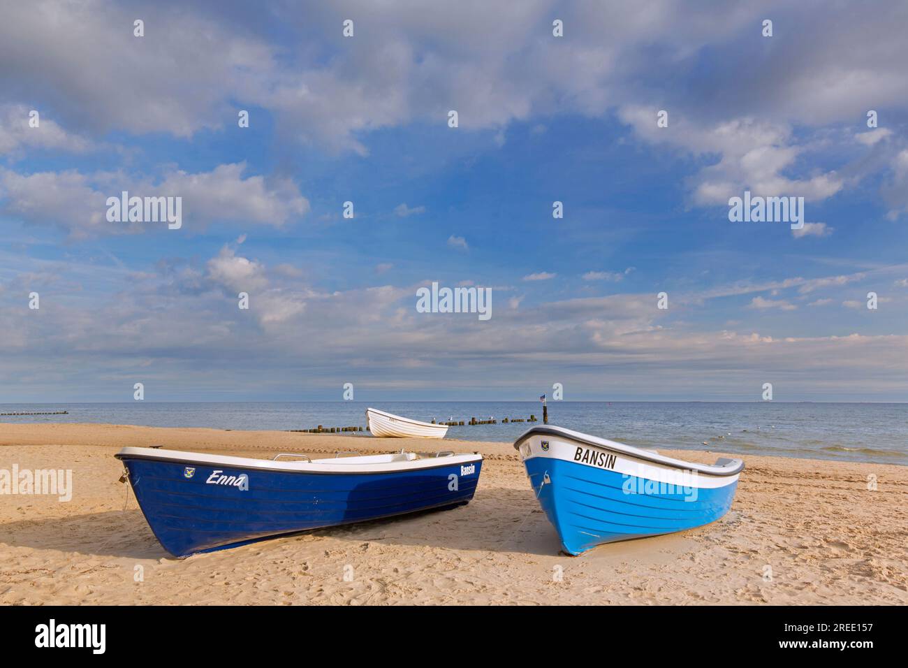 Barche da pesca tradizionali nelle dune lungo il Mar Baltico a Bansin, Heringsdorf sull'isola di Usedom, Meclemburgo-Pomerania occidentale, Germania Foto Stock