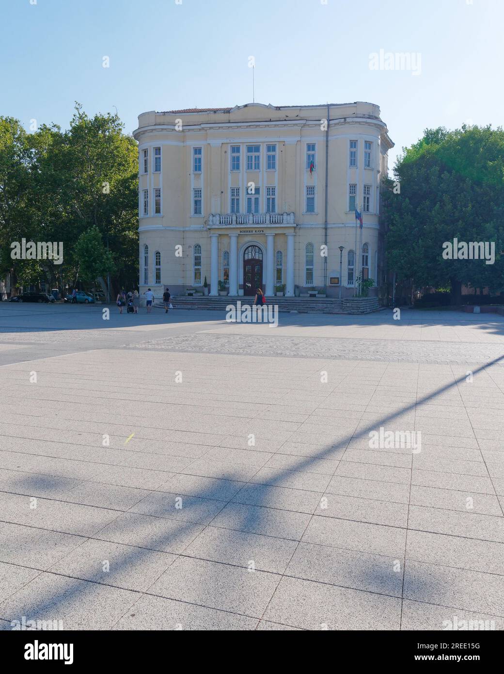 Edificio in stile palazzo giallo accanto a un parco nel centro di Plovdiv, Bulgaria Foto Stock