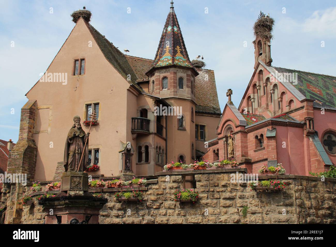 Castello di saint-léon-pfalz, fontana di saint-léon e cappella di saint-léon IX a eguisheim in alsazia (francia) Foto Stock