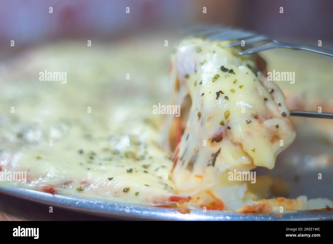 Pizza fatta con impasto di patate, formaggio mangericano e origano, luce naturale, pizza fatta in casa, cucina semplice. Foto Stock