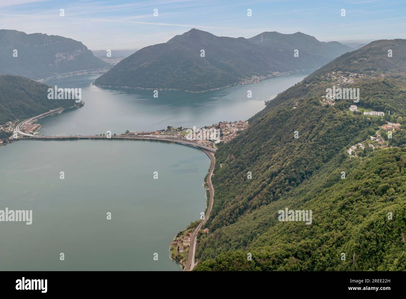 Vista panoramica di Lugano e dei suoi dintorni dalla cima del Monte San Salvatore, Svizzera Foto Stock