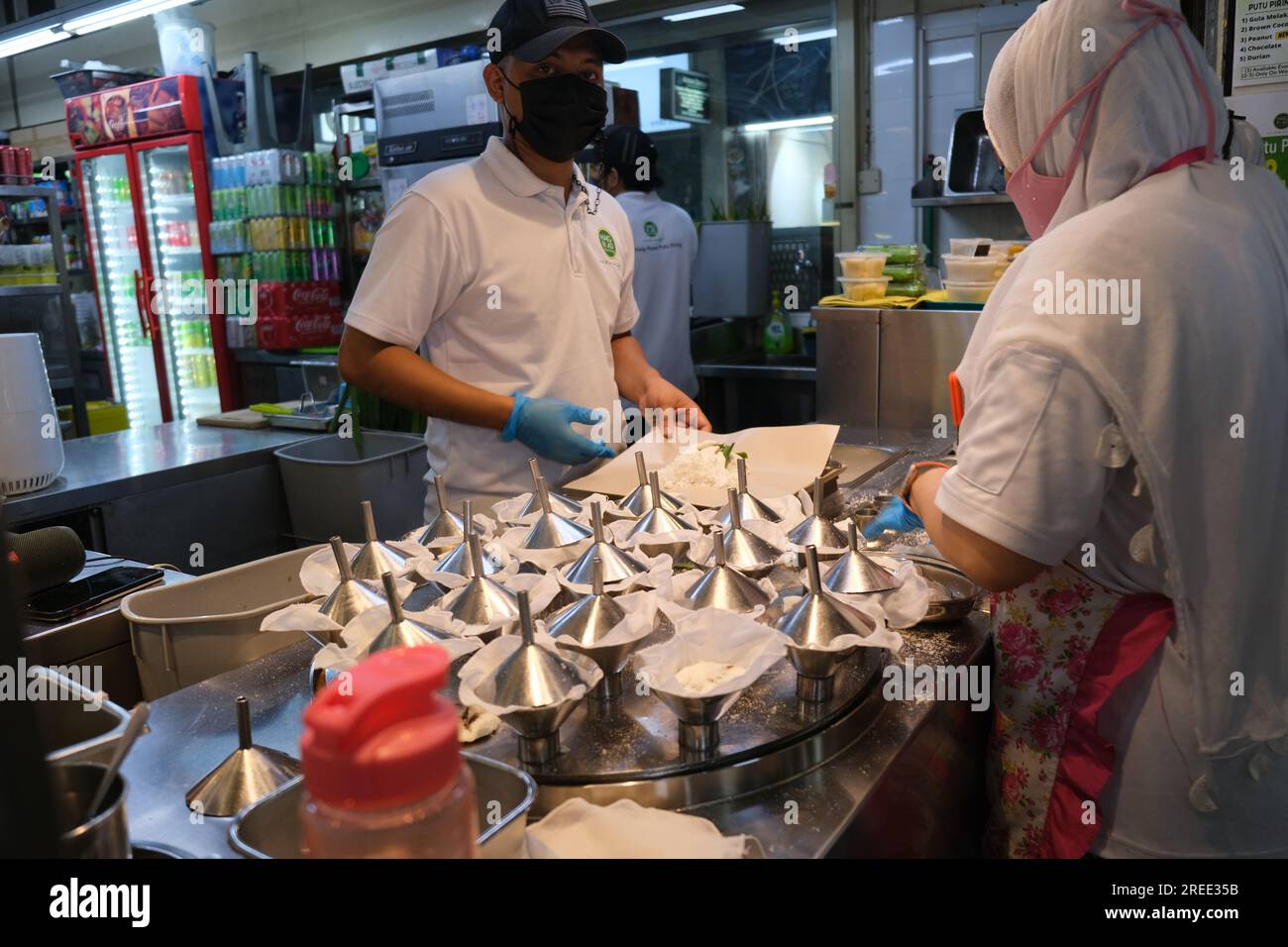 Spuntini malesi al centro gastronomico malese Geylang Serai, Singapore Foto Stock