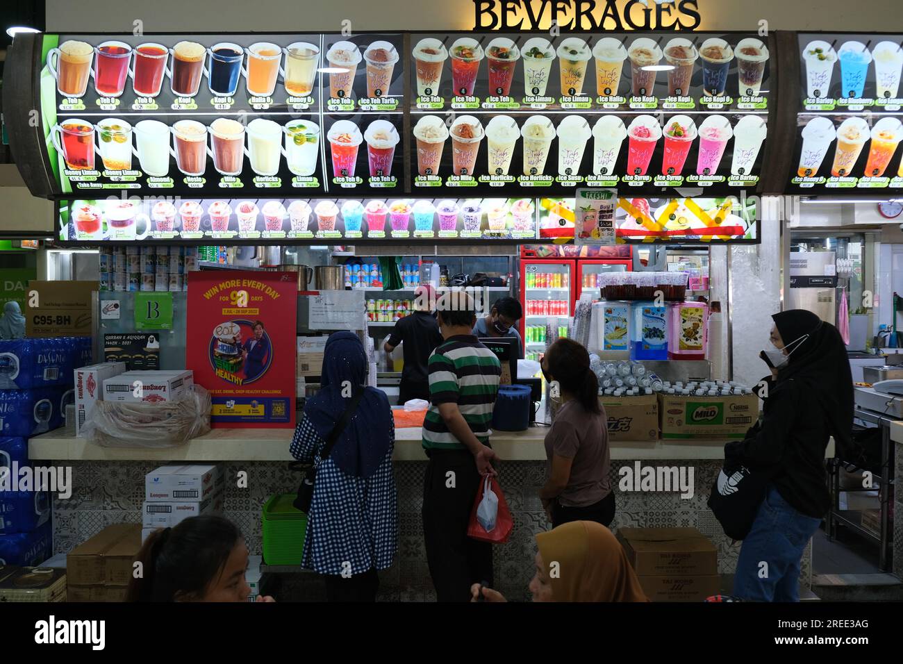 Venditore di bevande al centro gastronomico Geylang Serai, un centro della vita culturale malese a Singapore Foto Stock