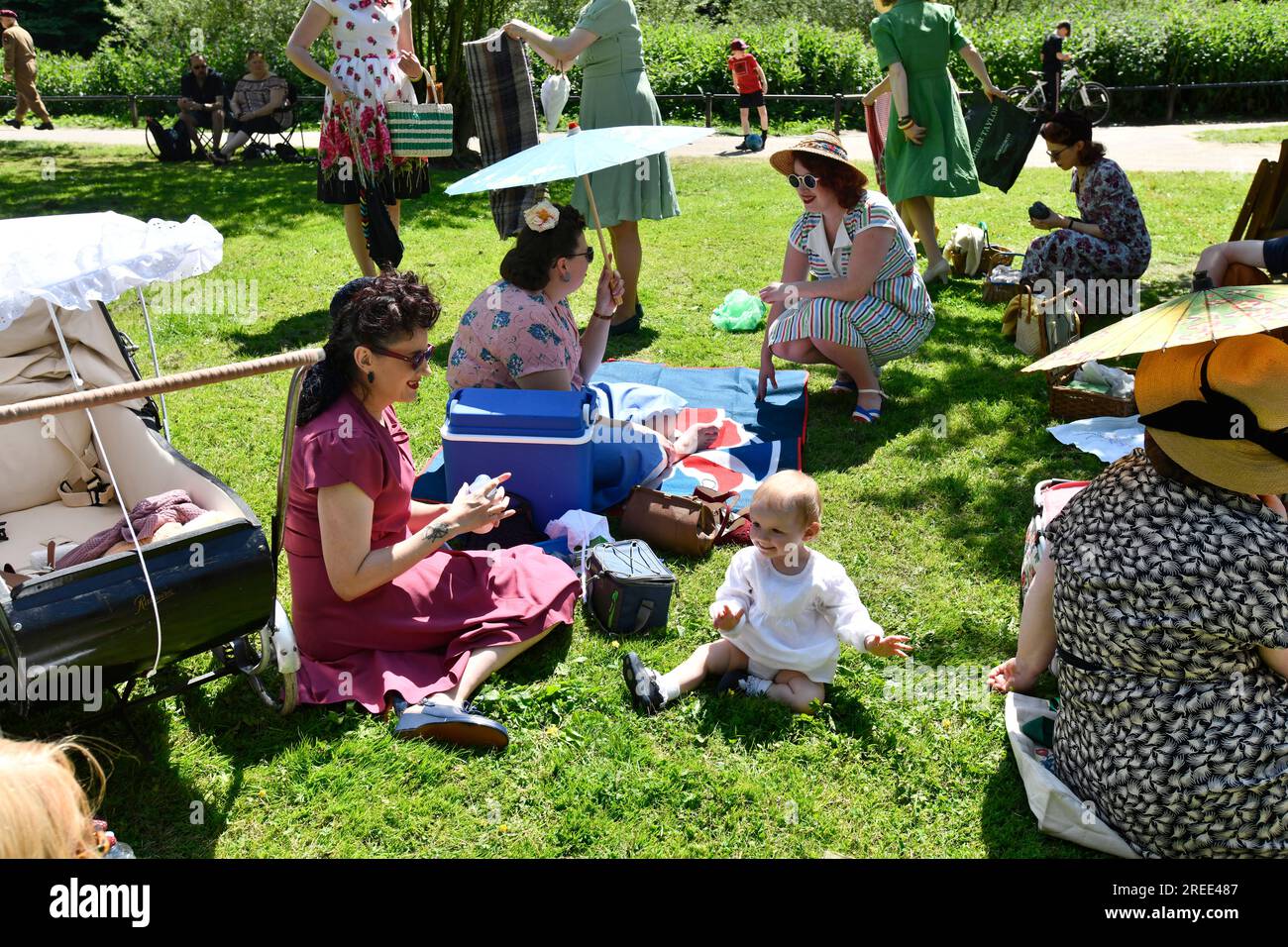 Famiglie vestite in stile anni '1940 per l'evento di rievocazione del Weekend Ironbridge World War Two 27 maggio 2023 Foto Stock