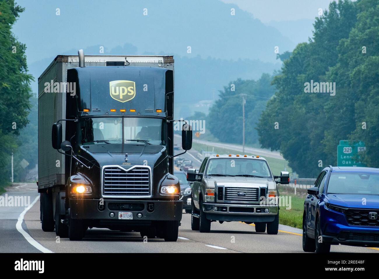Knoxville, Tennessee, Stati Uniti – 18 luglio 2023: Colpo orizzontale di un camion UPS che combatte il traffico interstatale del Tennessee. Foto Stock