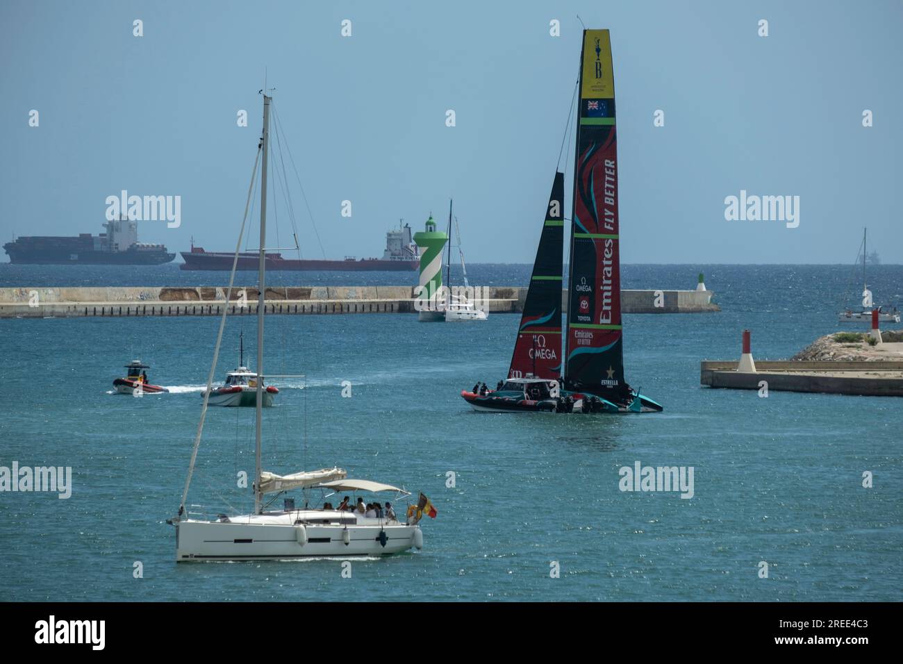 Barcellona, Spagna. 26 luglio 2023. L'equipaggio della nave a vela Emirates Team New Zealand ha assistito all'addestramento nel porto di Barcellona. Le strutture della competizione velica American's Cup Barcelona iniziano ad essere visibili nel porto di Barcellona. Alcune delle basi nautiche delle squadre che parteciperanno alle più importanti competizioni sportive veliche mostrano già le bandiere dei loro paesi. Alcune squadre si allenano già nelle acque del porto di Barcellona. Credito: SOPA Images Limited/Alamy Live News Foto Stock