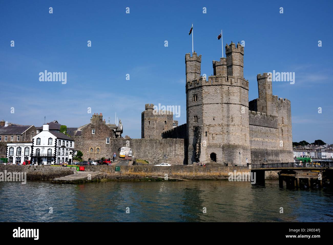 Castello di Caernarfon a Gwynedd, Galles, Regno Unito, patrimonio dell'umanità dell'UNESCO. Foto Stock