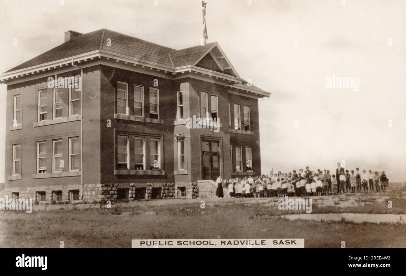 Scuola pubblica, Radville Saskatchewan Canada, cartolina c1913. fotografo non identificato Foto Stock