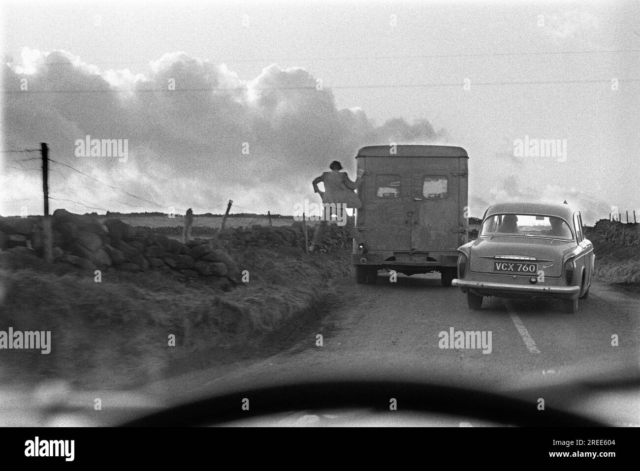 Aggancio di un sollevatore. Un uomo che salta dal retro di un camion, sta agganciando un ascensore. North Yorks Moors, Yorkshire, Inghilterra 1968. 1960 UK HOMER SYKES Foto Stock