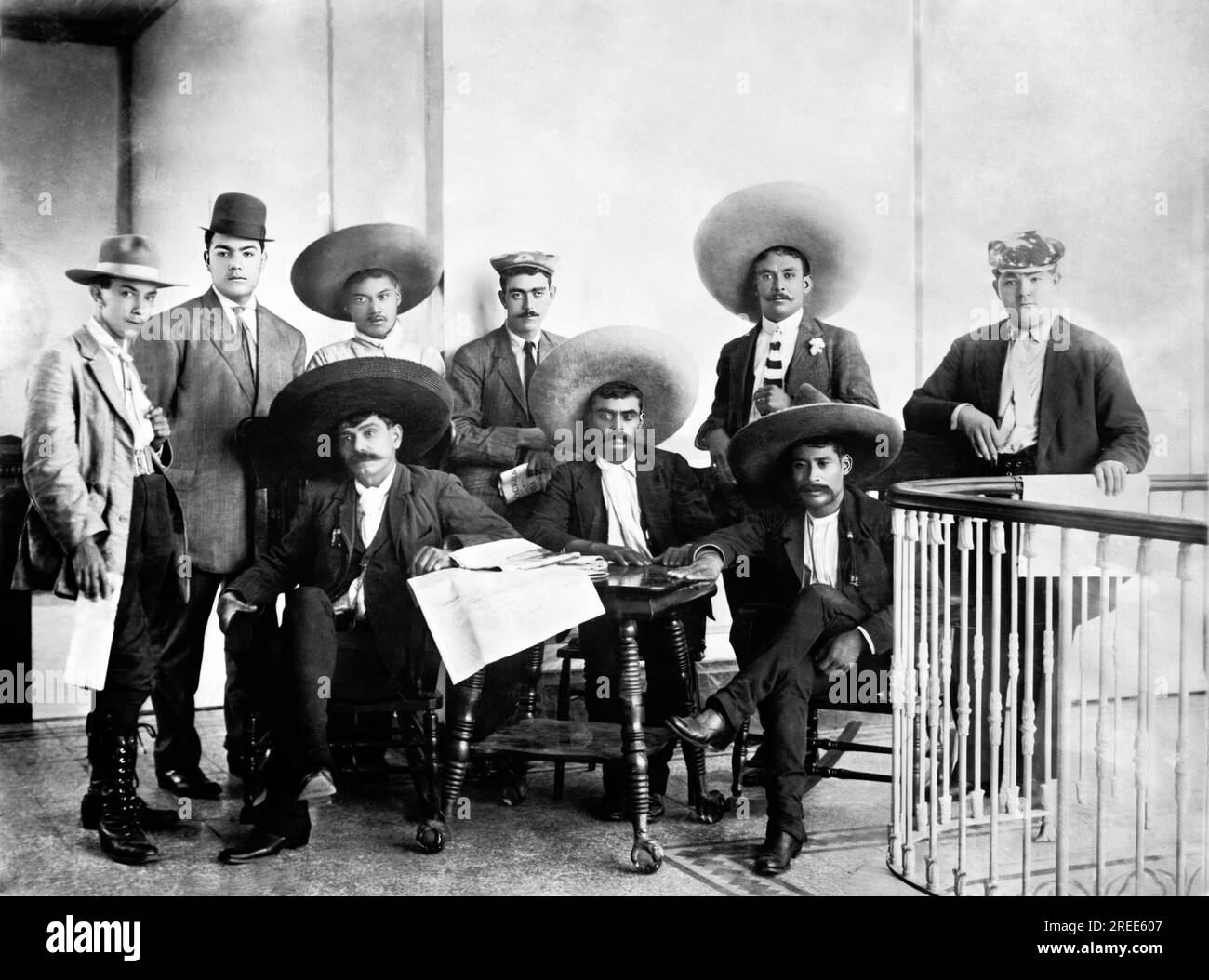 Gen. Zapata e staff dell'Hotel Coliseo, città del Messico - 24 giugno 1911 Foto Stock