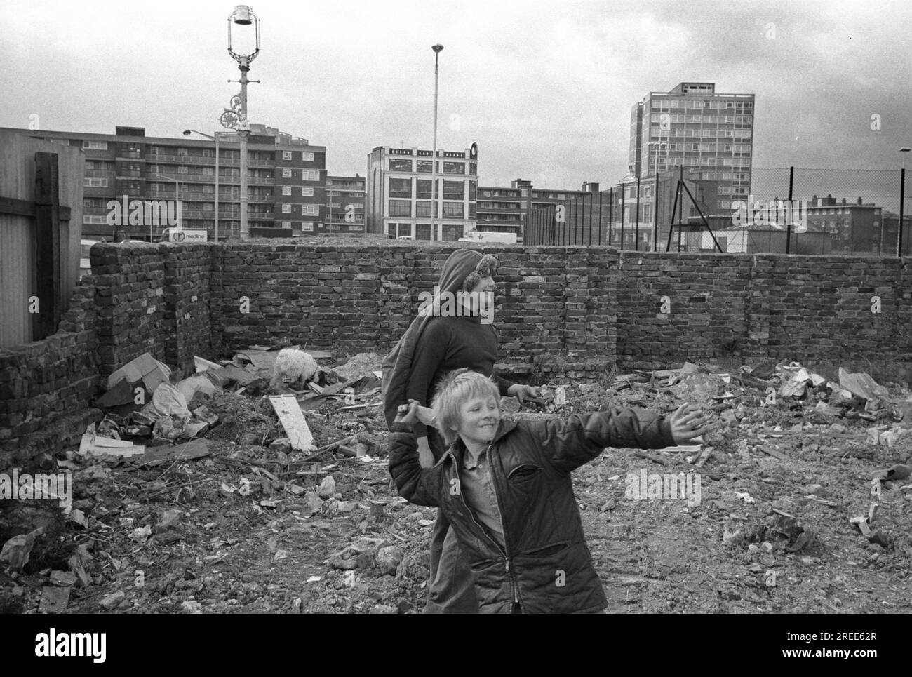 Hoxton area Tower Hamlets East London 1970S. Bambini che giocano - giocano a combattere, all'aperto su terreni desolati lanciando pietre 1978 UK HOMER SYKES Foto Stock