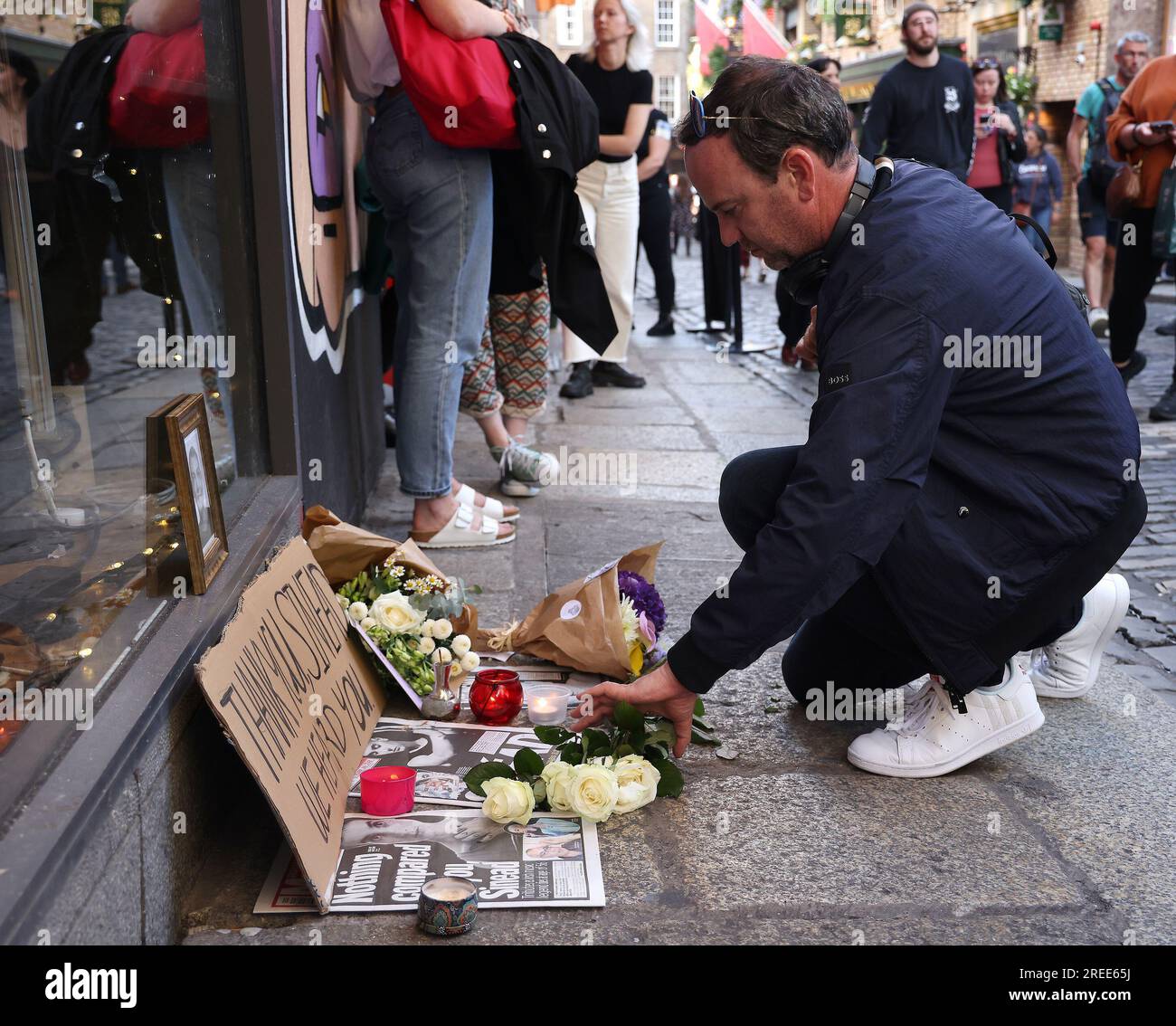 La gente si riunisce per rendere omaggio a Sinead o'Connor all'Irish Rock 'n' Roll Museum nell'area di Temple Bar di Dublino, dopo la sua morte all'età di 56 anni. Il cantante irlandese è stato trovato "insensibile" in una casa a Lambeth, nel sud di Londra mercoledì. Data foto: Giovedì 27 luglio 2023. Foto Stock