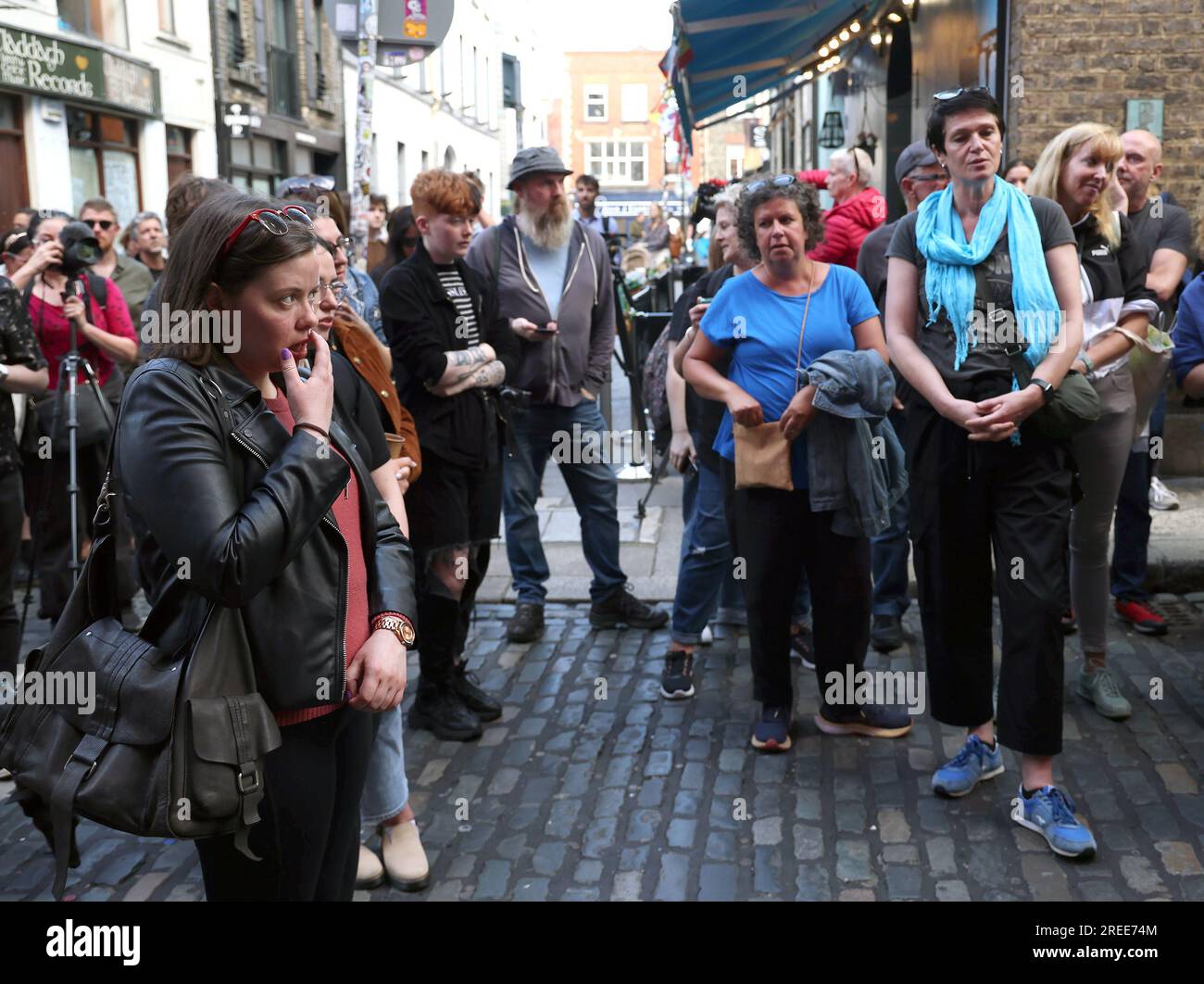 La gente si riunisce per rendere omaggio a Sinead o'Connor all'Irish Rock 'n' Roll Museum nell'area di Temple Bar di Dublino, dopo la sua morte all'età di 56 anni. Il cantante irlandese è stato trovato "insensibile" in una casa a Lambeth, nel sud di Londra mercoledì. Data foto: Giovedì 27 luglio 2023. Foto Stock