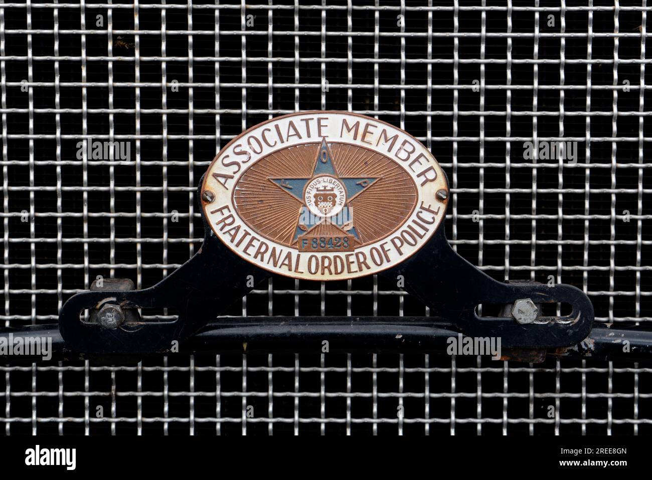 Un emblema vintage dell'ordine fraterno dei membri associati della polizia sulla griglia di un'auto in mostra in una mostra di auto personalizzate ad Abingdon, Virginia. Foto Stock