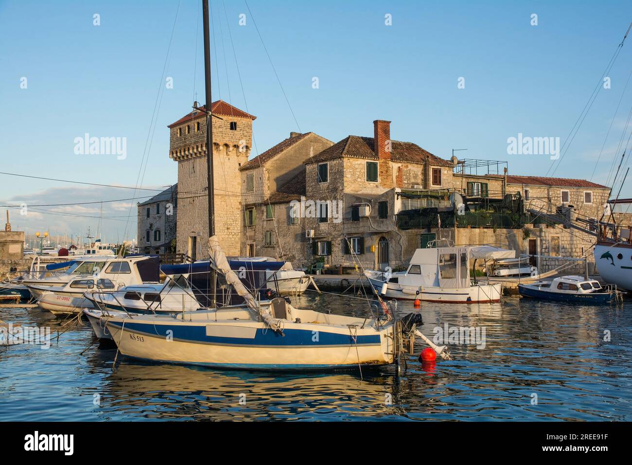 Kastela, Croazia-18 maggio 2023.Kastilac a Kastel Gomilica, Kastela.forte del XVI secolo. Esterno utilizzato come luogo del Trono di Spade, città libera di Braavos Foto Stock