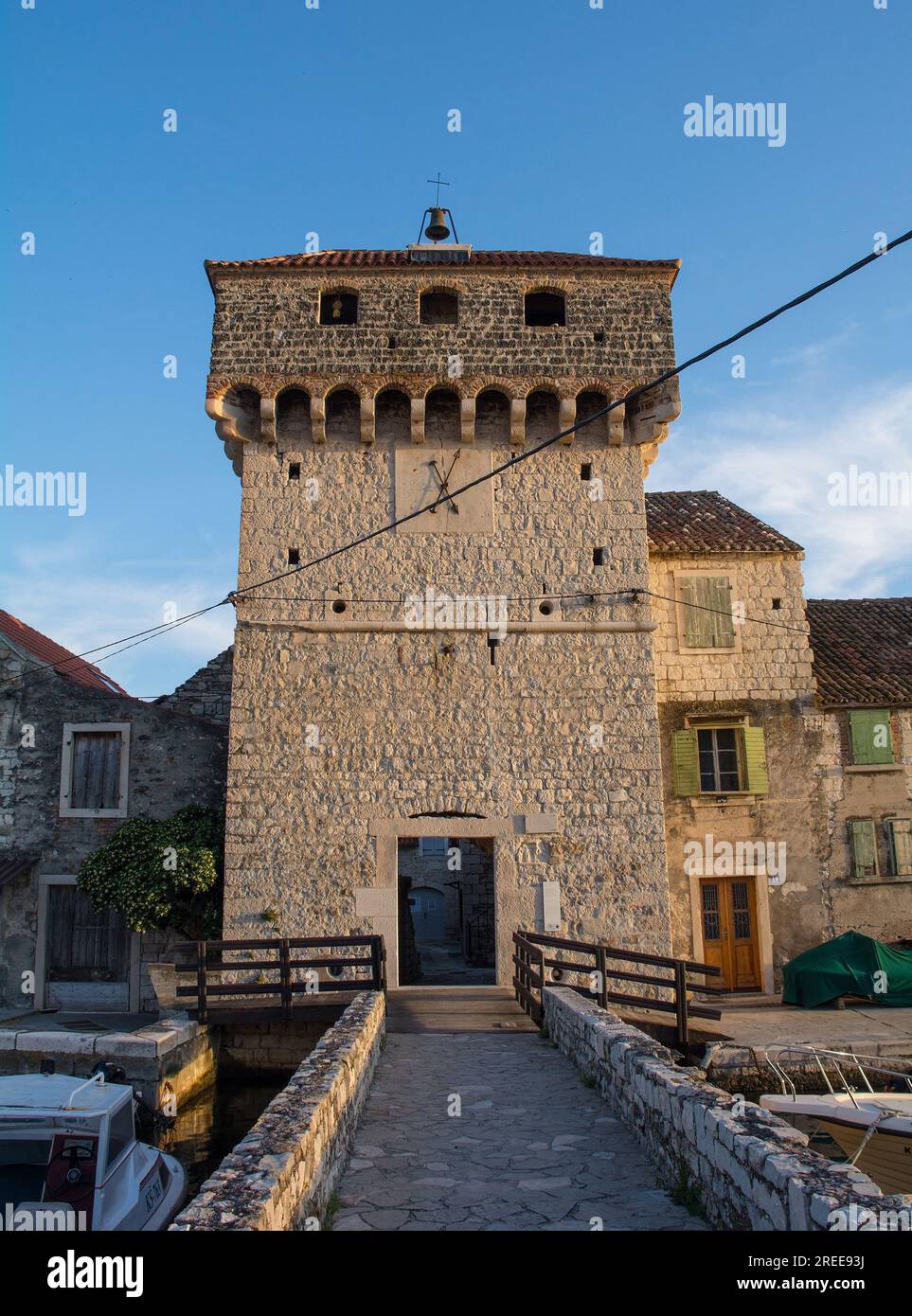 Kastela, Croazia-18 maggio 2023.Kastilac a Kastel Gomilica, Kastela.forte del XVI secolo. Esterno utilizzato come luogo del Trono di Spade, città libera di Braavos Foto Stock