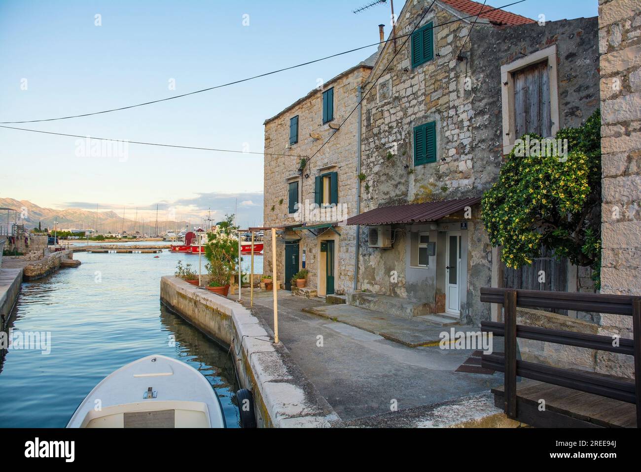 Kastela, Croazia, 18 maggio 2023. Case nelle mura di Kastilac, Kastel Gomilica, Kastela. forte del xvi secolo. Esterno utilizzato come luogo del Trono di Spade, Braavos Foto Stock