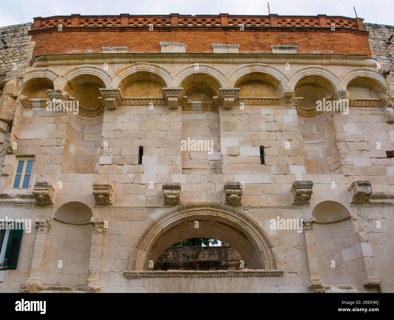 Porta d'Oro del IV secolo nelle mura della città di Spalato in Croazia. Parte del Palazzo di Diocleziano. Chiamata anche Zlatna Vrata, porta Aurea o porta Nord Foto Stock