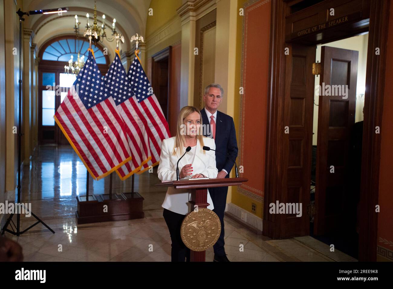 Il presidente della camera dei rappresentanti degli Stati Uniti Kevin McCarthy (repubblicano della California) ascolta mentre il primo ministro italiano Giorgia Meloni fa delle osservazioni al Campidoglio degli Stati Uniti a Washington, DC, giovedì 27 luglio 2023. Credito: Rod Lamkey/CNP Foto Stock