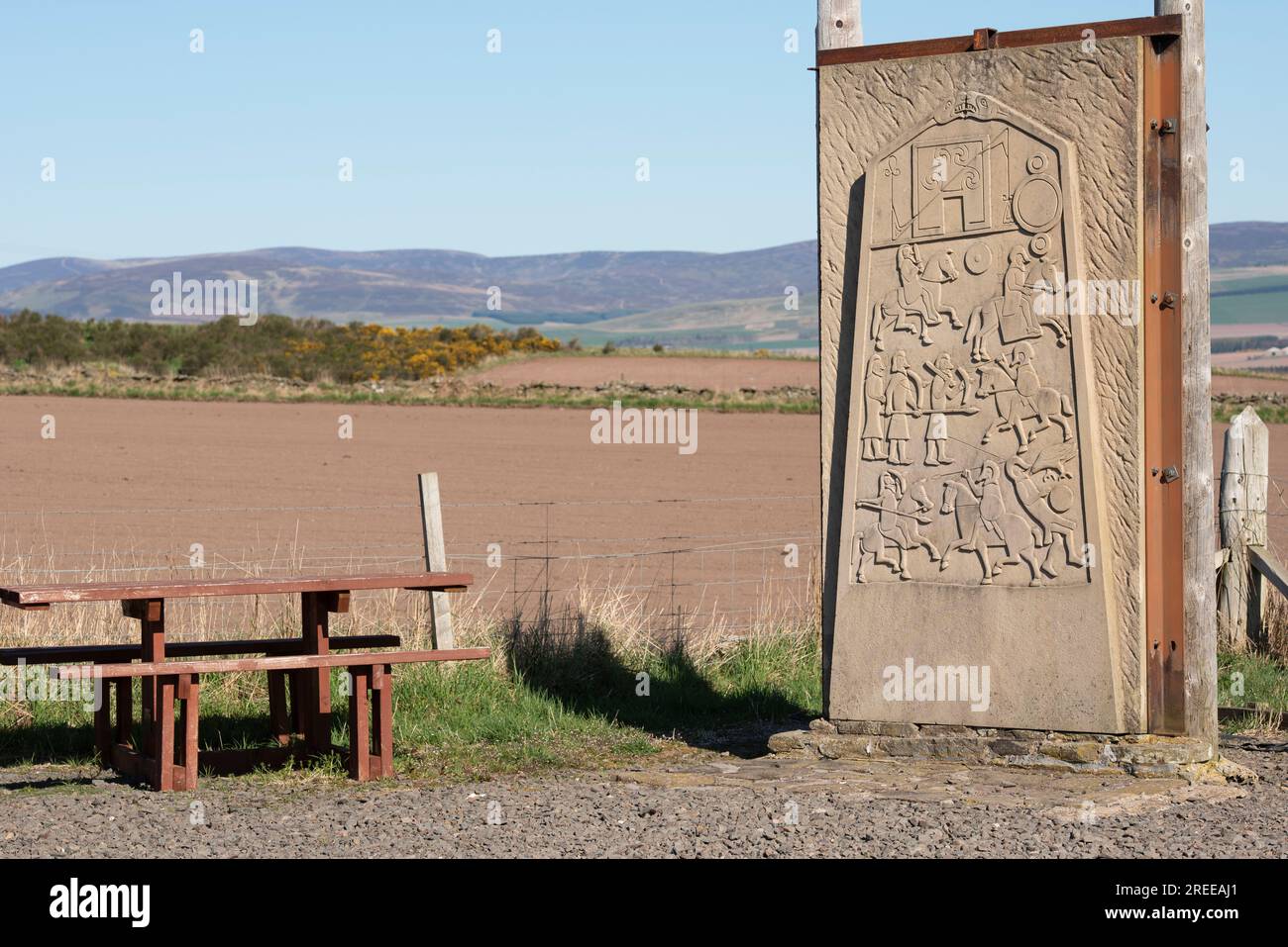 Riproduzione dell'incisione della vista posteriore della pietra pittica di Aberlemno Kirkyard Cross Slab, Aberlemno, Angus, Scozia. Foto Stock