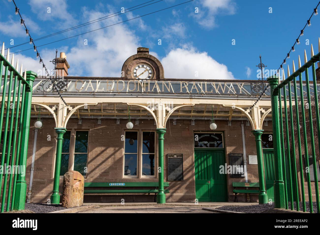 La restaurata stazione ferroviaria di Brechin Caledonian, Brechin, Angus, Scozia. Foto Stock