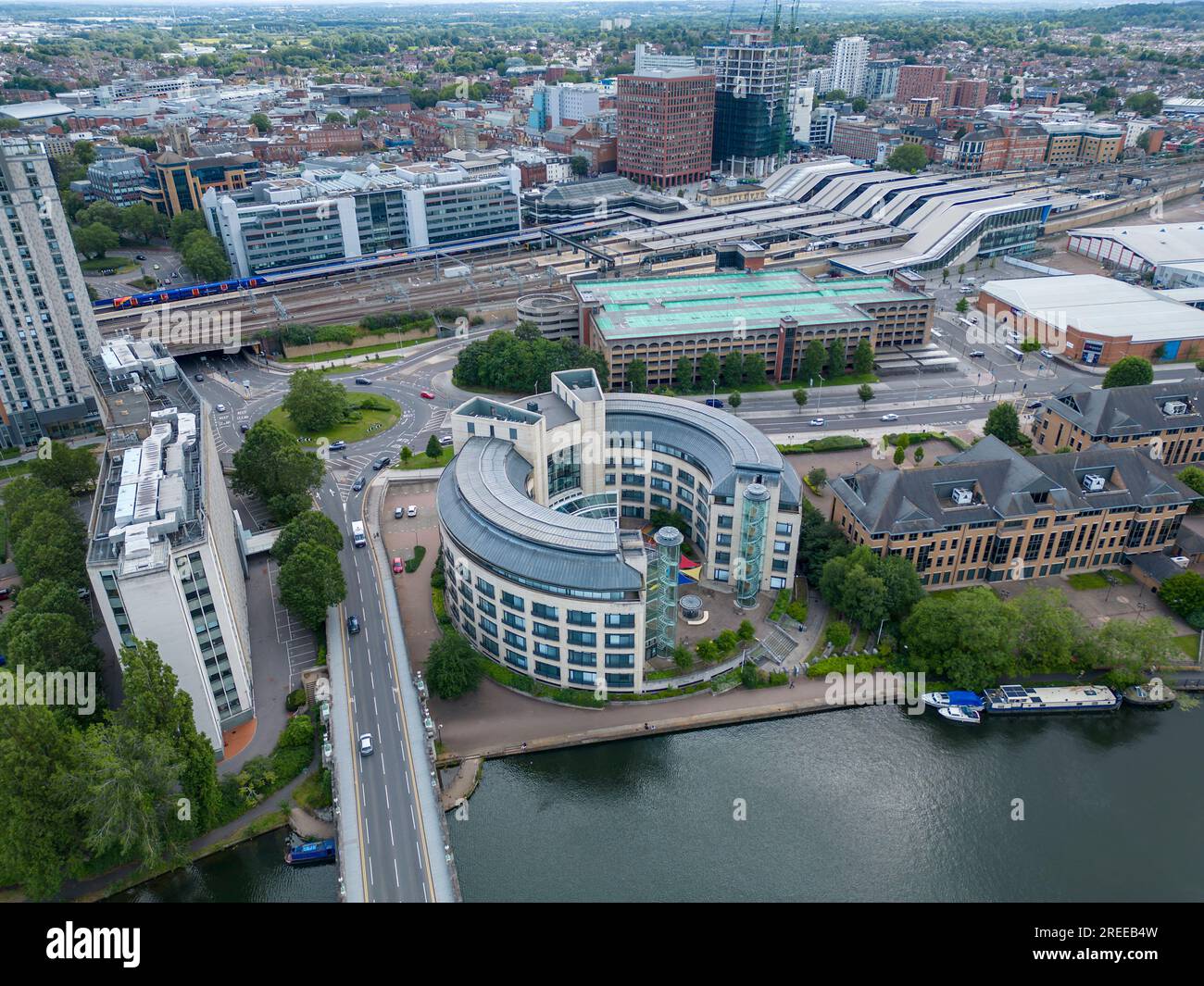 Veduta aerea di Clearwater Court, Thames Water Headquarters, Reading, Berkshire, Inghilterra Foto Stock