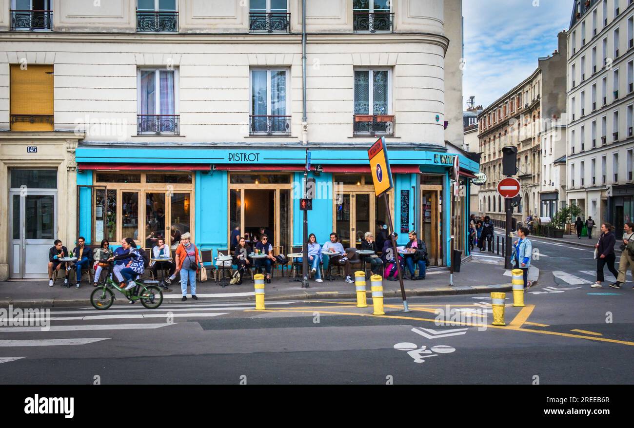 Parigi, Francia, 29 ottobre 2022, veduta di le Valmy, un ristorante nel decimo distretto della capitale sul Canal St-Martin Foto Stock