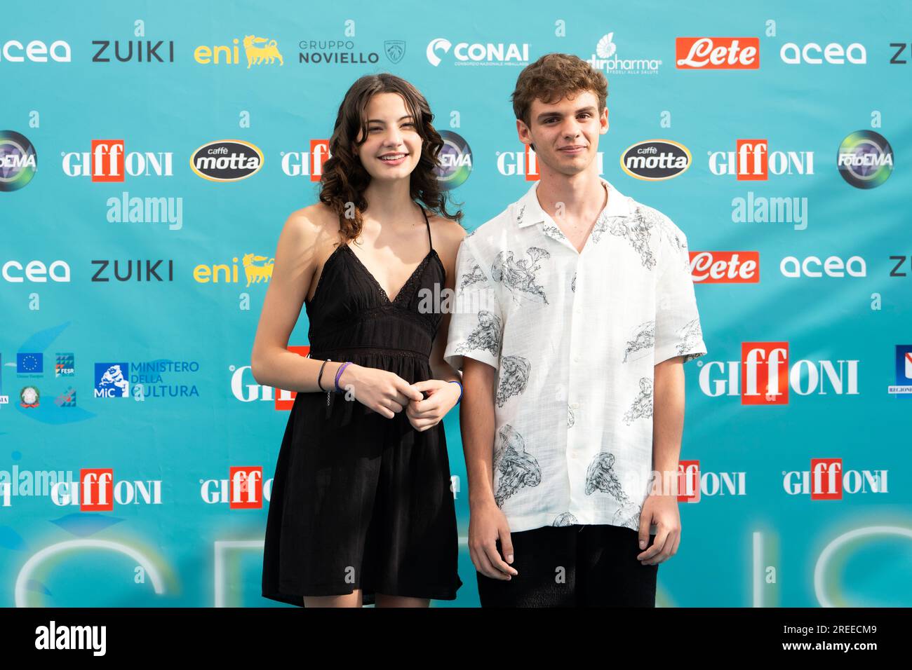 Giffoni Valle piana, Salerno, Italia. 27 luglio 2023. L'attrice italiana Nicole Sorace e l'attore italiano Francesco Mura partecipano alla photocall al Giffoni Film Festival 2023 il 27 luglio 2023 a Giffoni Valle piana, Salerno (Credit Image: © Francesco Luciano/ZUMA Press Wire) SOLO PER USO EDITORIALE! Non per USO commerciale! Foto Stock